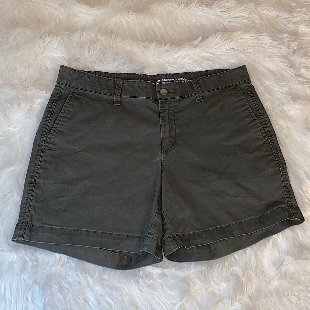 Khakis by Gap size 6 dark green forest green khakis by Gap 5 inch short